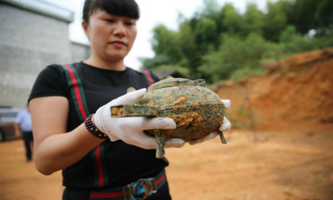 Dư Sĩ, người dân huyện Cát Thủy, tỉnh Giang Tây, Trung Quốc đào được 6 vật đồng đen trong lúc san bằng đất
