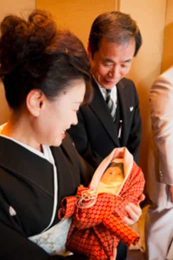 Em bé gạo được gửi cho người thân để họ có thể ôm ấp như đang ôm chính đứa trẻ sơ sinh.