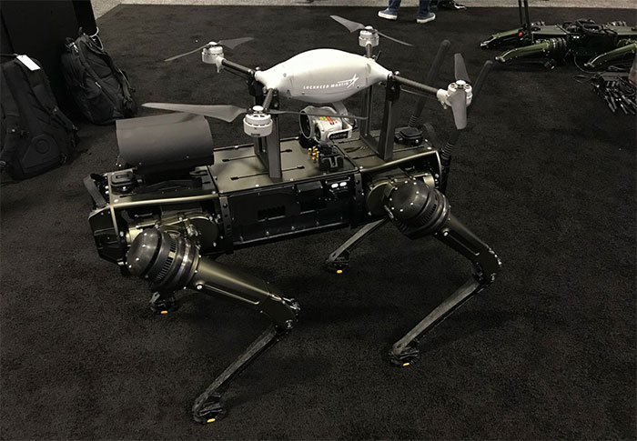 Chú chó robot của Ghost Robotics đem theo trên lưng drone Indago