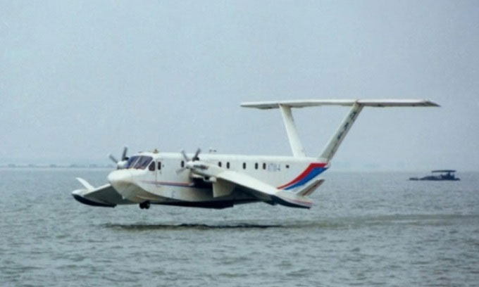 Máy bay cánh sát đất mới của Trung Quốc bay thử trên biển.