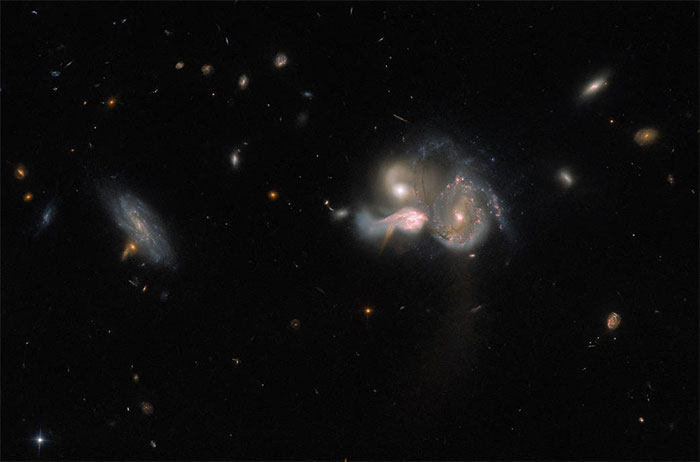 Hình ảnh 3 thiên hà đang sáp nhập do kính thiên văn Hubble chụp