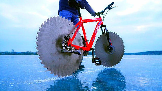 Chiếc xe đạp này có hai bánh răng cưa để có thể bám vào băng mà đi về phía trước.