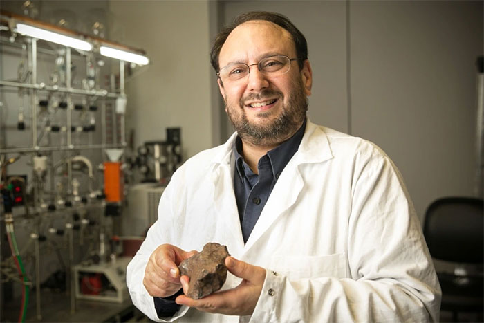 Tiến sĩ Jason Dworkin trên tay một mẫu địa chất.