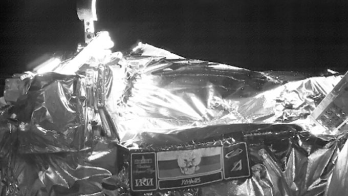 Hình ảnh do Luna-25 chụp ngày 13/8, cho thấy biểu tượng của nhiệm vụ (giữa) gắn trên tàu.