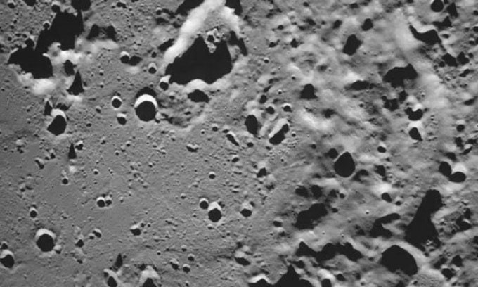 Bức ảnh đầu tiên chụp bề mặt Mặt Trăng của tàu Luna 25.