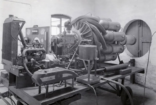 Động cơ phản lực đầu tiên được thiết kế bởi Frank Whittle vào năm 1938.
