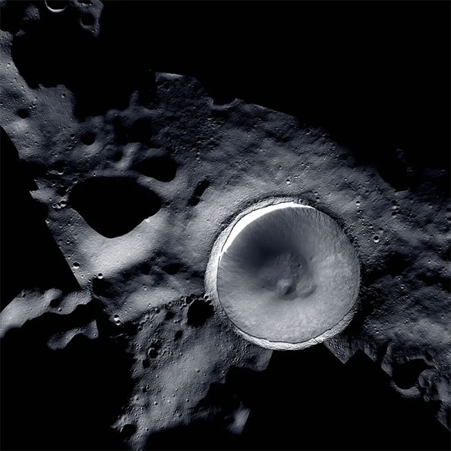  Hình ảnh cận cảnh miệng hố va chạm Shackleton ở cực Nam Mặt trăng. 