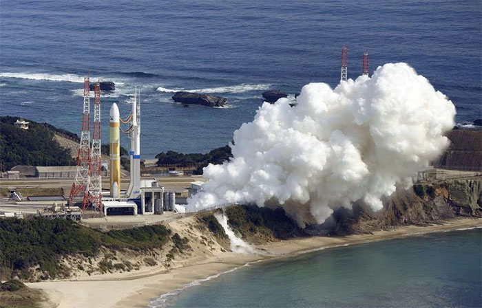Khói bốc lên từ bệ phóng của tên lửa H3 tại trung tâm vũ trụ Tanegashima