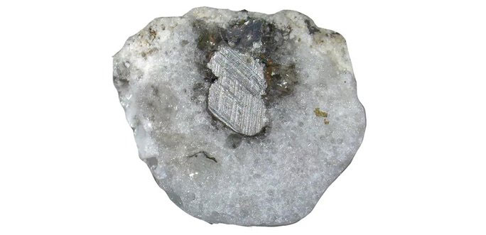 Mặt cắt của khối fulgurite với phần vật chất kỳ lạ bị nóng chảy ở lõi