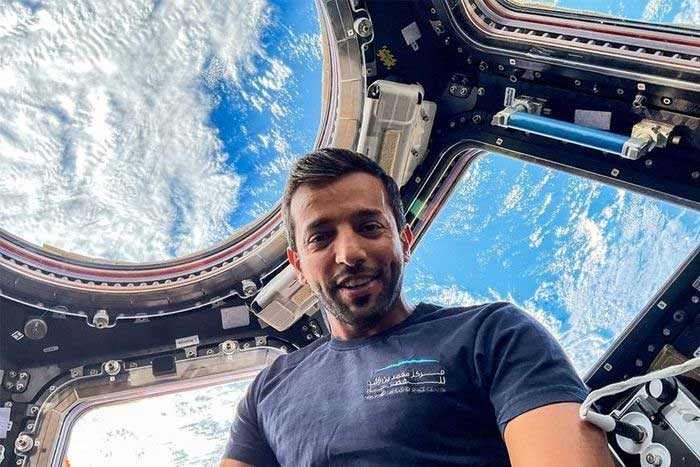 Phi hành gia Sultan Al Neyadi chụp selfie bên trong Trạm vũ trụ quốc tế (ISS).