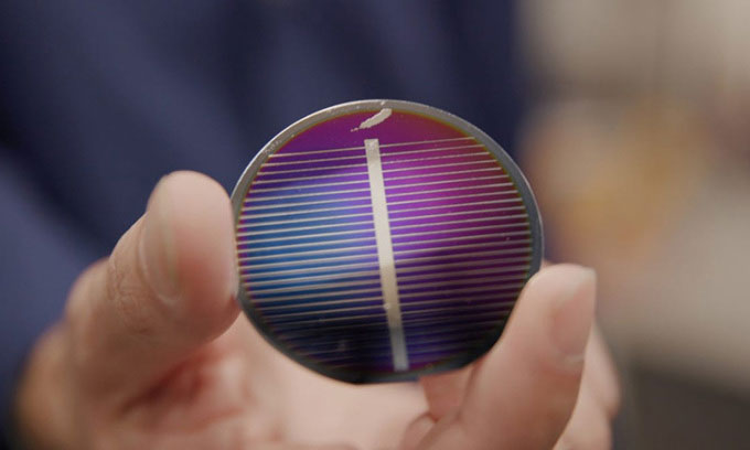 Nguyên mẫu pin Mặt trời chế tạo từ vật liệu mô phỏng đất Mặt trăng.