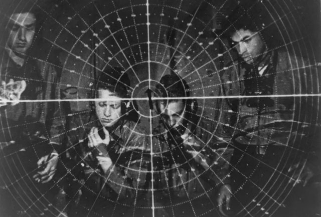 Nhân viên điều khiển một radar trong Thế chiến thứ hai.