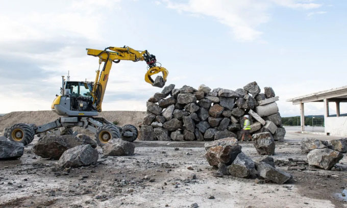  Robot HEAP xây bức tường tự đứng vững từ bêtông tái chế và đá gneiss. 