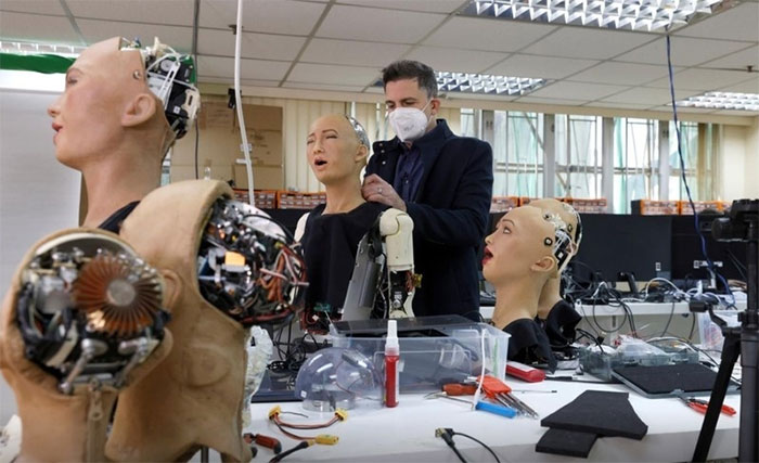 Nhiều người vẫn lo ngại khi giao cho robot làm những công việc như y tá, điều dưỡng.