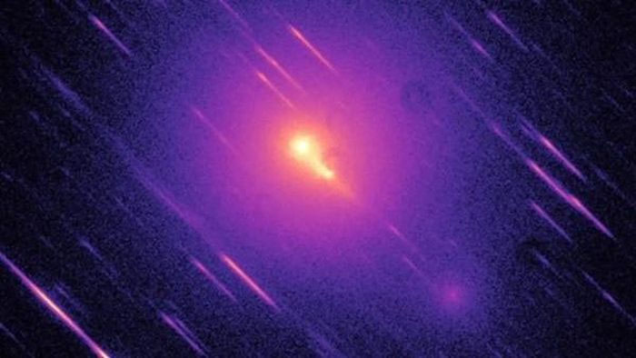  Sao chổi 96P khi lao sát qua Mặt trời. 