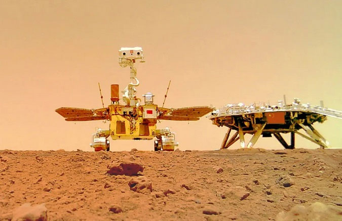 Hình ảnh về tàu Zhurong trên bề mặt sao Hỏa năm 2021.