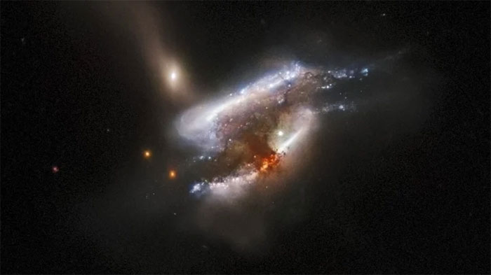 Các siêu hố đen trên lộ trình va chạm khi 3 thiên hà va vào nhau