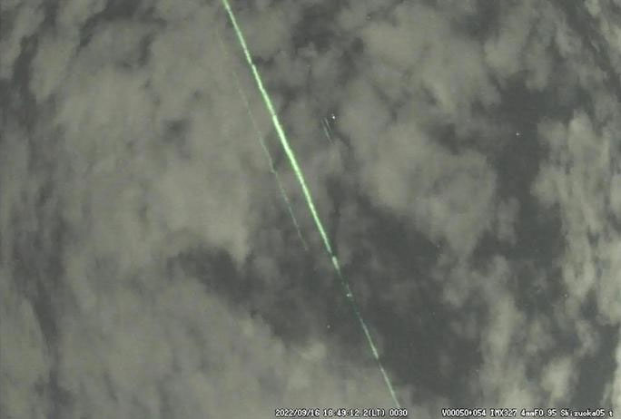  Tia laser bay xuyên qua bầy trời đầy mây gần đỉnh núi Phú Sĩ 