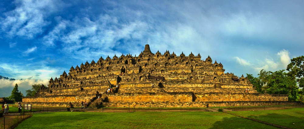 Tên gọi Borobudur có gốc từ Vihara Buddha Ur trong tiếng Phạn, có nghĩa là "ngôi Phật tự trên ngọn đồi". Từ chân đồi khách phải leo hơn 15m mới lên tới nền đền tháp.