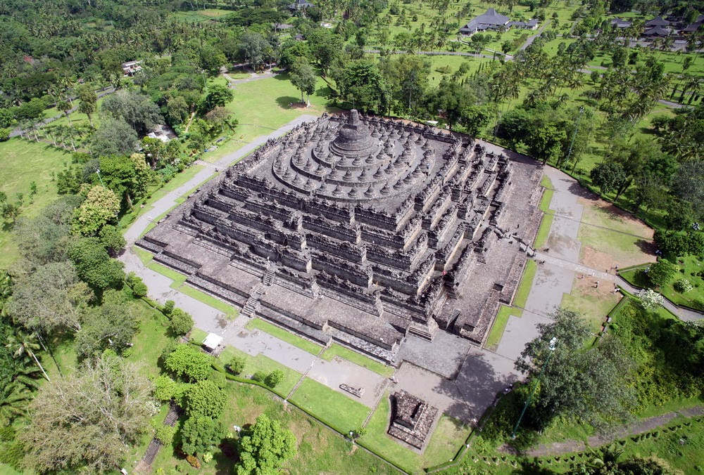 6 tầng dưới của Borobudur có bình đồ hình đa giác với 20 cạnh, trong khi 3 tầng trên có bình đồ hình tròn - là phần tinh túy nhất của công trình.