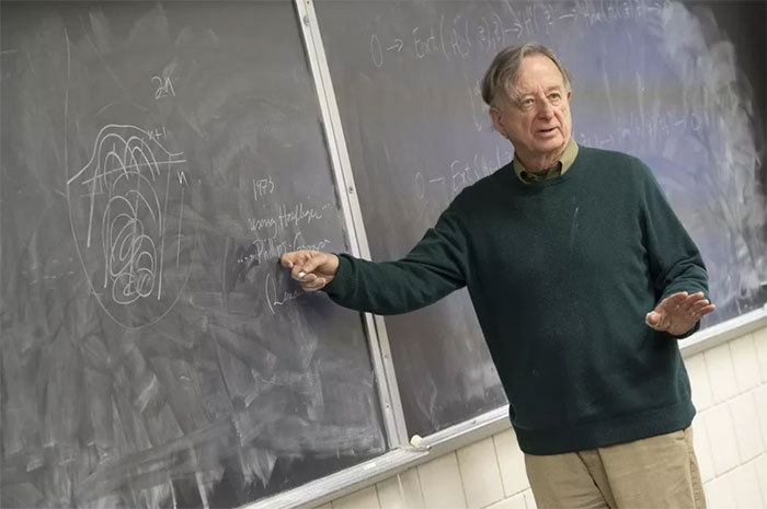  Dennis Sullivan thuyết trình trên bảng đen tại Đại học Stony Brook ở New York, Mỹ. 