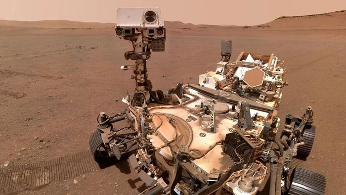  Một bức ảnh tự chụp bởi Perseverance Rover của NASA khi ở trên sao Hỏa. 