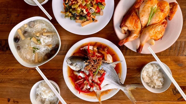 Mâm cơm đầu năm của người Trung Quốc không thể thiếu món cá hấp.