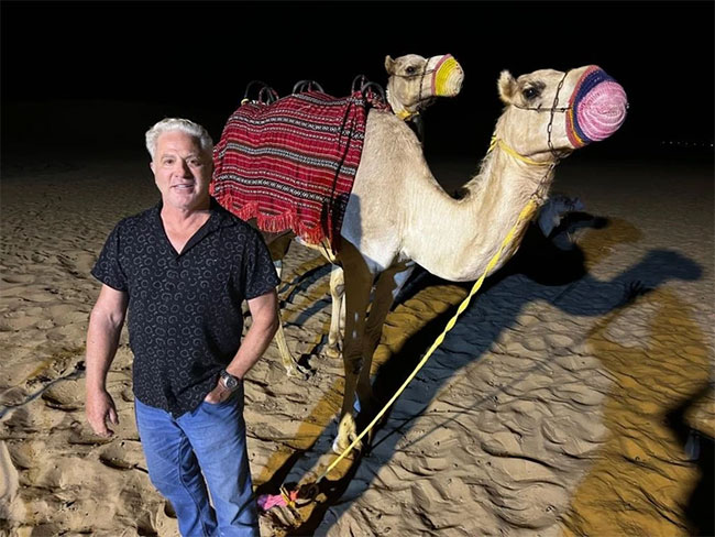 Price cưỡi lạc đà qua sa mạc của Abu Dhabi.