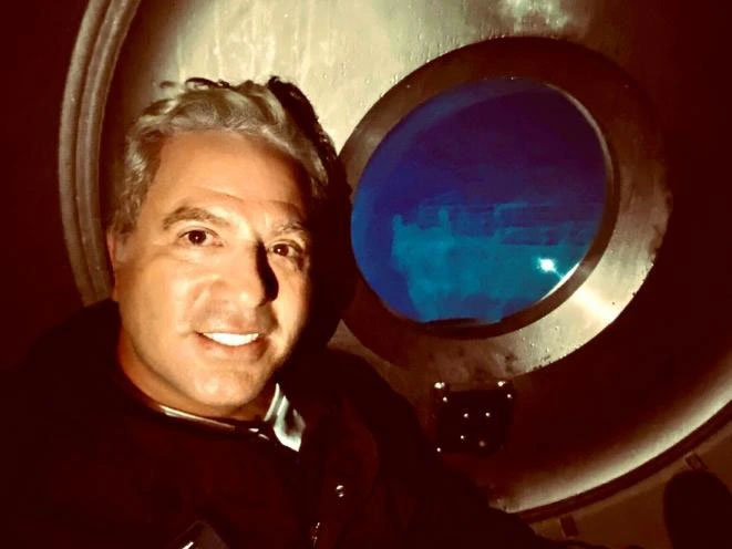 Bill Price trên tàu lặn Titan để ngắm xác tàu Titanic vào năm 2021.