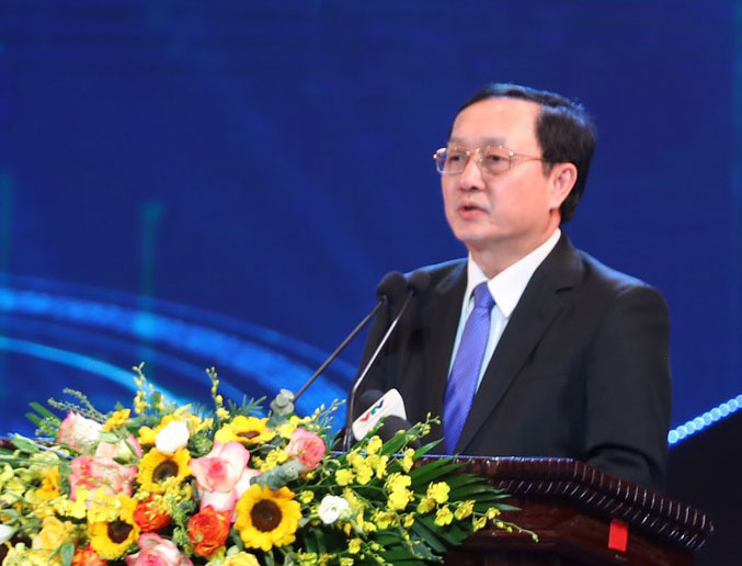  Bộ trưởng Huỳnh Thành Đạt báo cáo về công tác xét giải. 