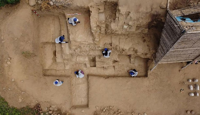 Các nhà khảo cổ đang làm việc trên bức tường cổ hơn 4.000 năm tuổi. 