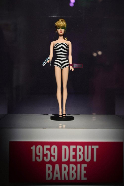 Mattel giới thiệu búp bê Barbie đầu tiên vào năm 1959.