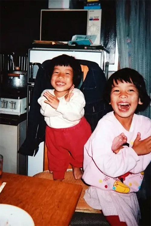 Michie và Yoshie khi còn nhỏ.