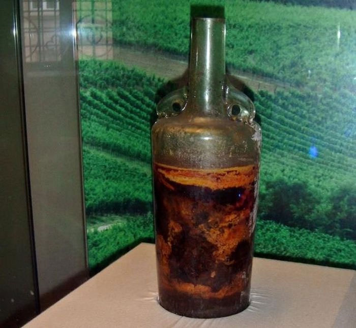  Chai rượu vang 1.700 năm tuổi 