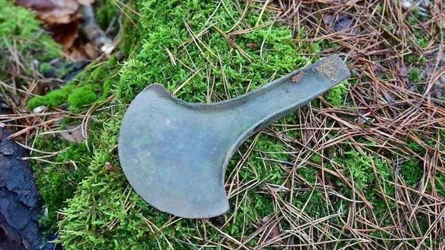 Một trong năm chiếc rìu có lưỡi hình bán nguyệt được tìm thấy trong một khu rừng ở Ba Lan.