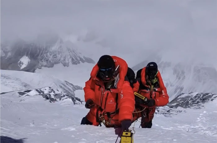 Nhiều tỷ phú sẵn sàng trả giá cao cho những chuyến leo núi nguy hiểm trên Everest.