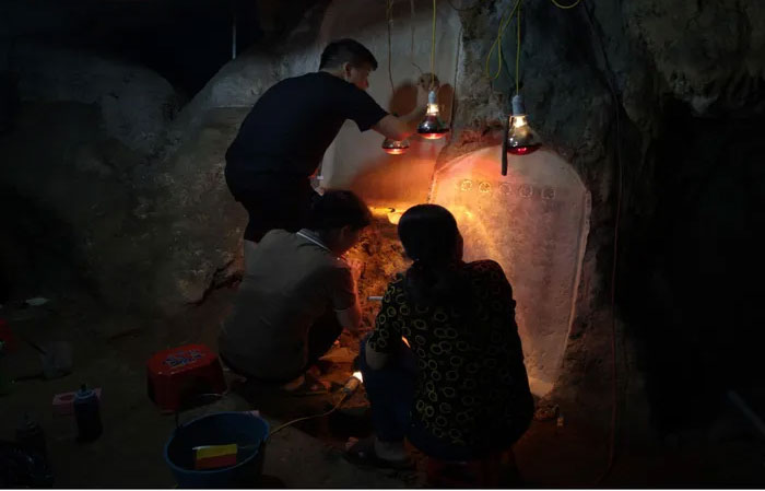 Đoàn khảo sát rập bia ma nhai trong quá trình khai quật tại chùa Vân Mộng.