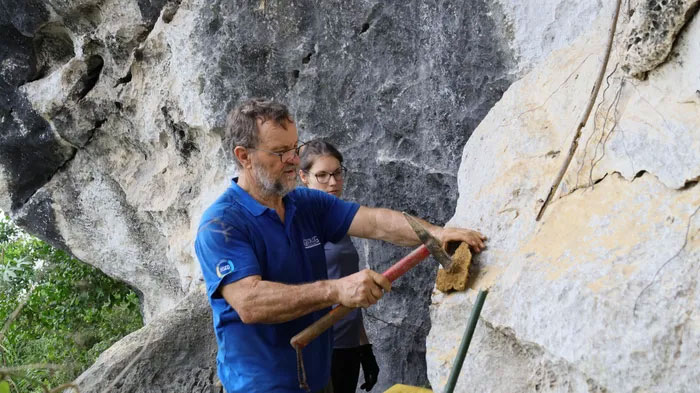 Đoàn chuyên gia Đại học Paris lấy mẫu đá tại mỏ đá Mỏ Sét tại quần thể Tam Chúc.