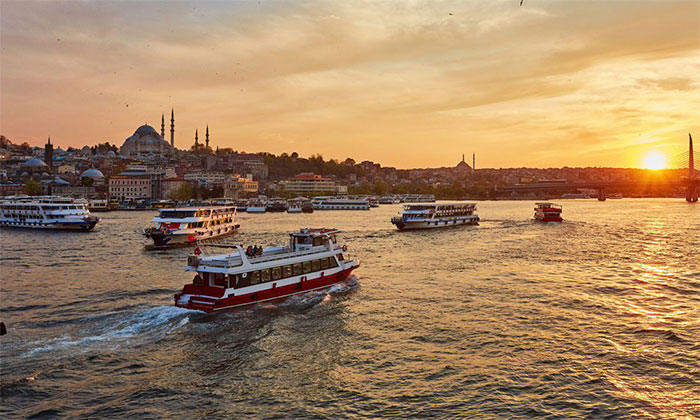 Chuyến phà chạy qua eo biển Bosphorus