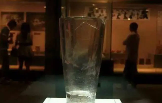 Chiếc cốc pha lê thời Chiến Quốc hiện đang được trưng bày tại Bảo tàng Hàng Châu.