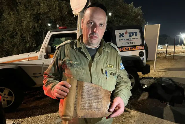  Thiếu tá Haim Otmazgin cầm trên tay cuốn Sách Esther cổ. 