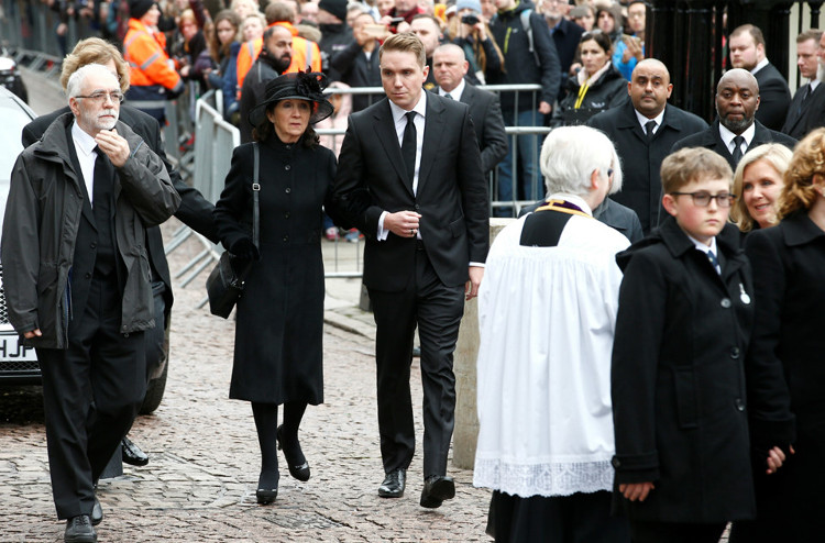 Trong ảnh, Jane Hawking, người vợ đầu của Hawking, và con trai Timothy có mặt tại tang lễ.