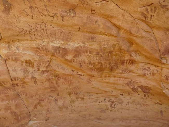 Những dấu tay tí hon trong hang động Wadi Sura II 8.000 năm tuổi.