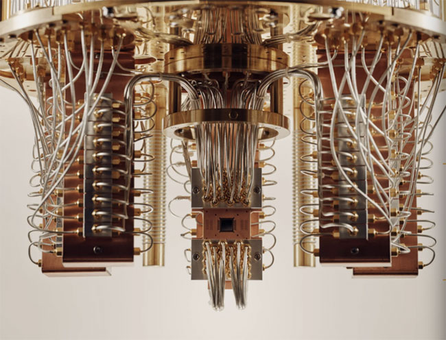  "Đèn chùm" bên trong máy tính lượng tử được thiết kế để làm mát chip xử lý với nhiệt độ siêu lạnh. 