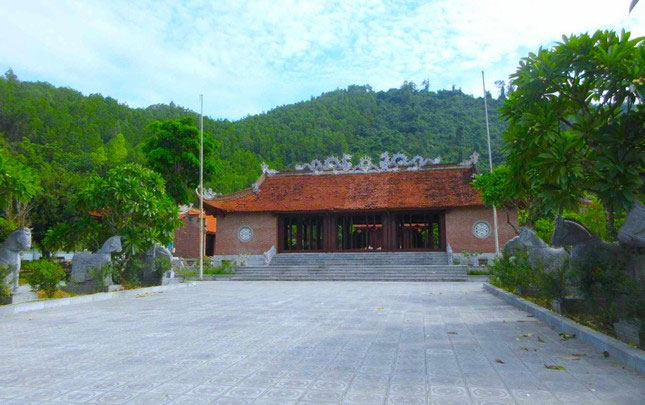 Đền thờ Vua Hồ ở xã Ngọc Sơn (huyện Quỳnh Lưu, Nghệ An) được khởi dựng từ năm 1403.