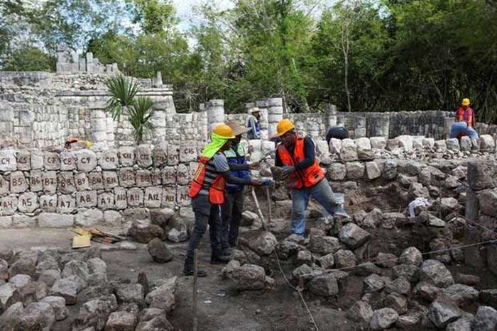 Các nhà khoa học Mexico tại địa điểm khảo cổ Chichen Itza.