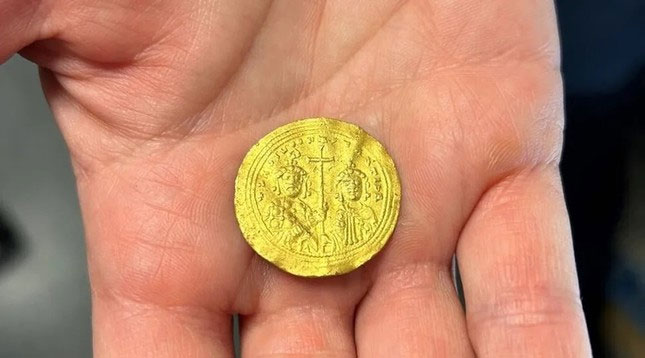 Mặt sau của đồng tiền vàng vừa được tìm thấy