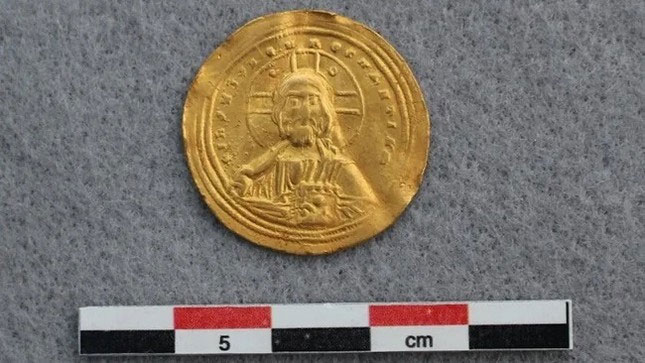  Chúa Giêsu được mô tả trên một mặt của đồng tiền vàng. 