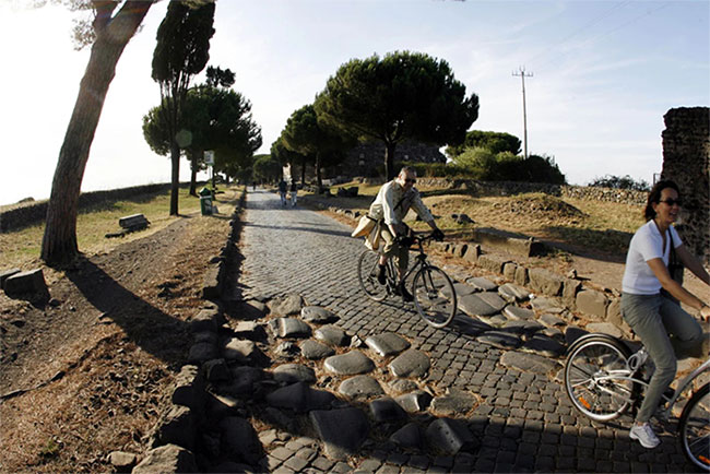 Người đi xe đạp đi dọc theo đường Appian ở Rome