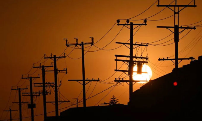  Mặt trời lặn sau các đường dây điện trong đợt nắng nóng ở Los Angeles, California